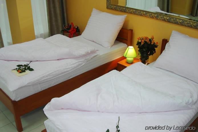 Hotel I Restauracja W Luboniu Luboń Quarto foto